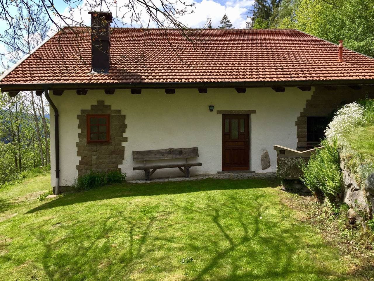 Mit viel Platz, Charme und eingezäunten Garten 1