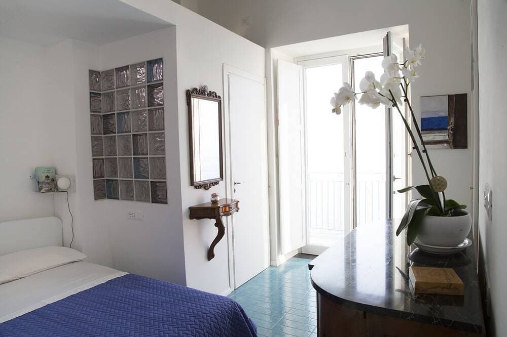 Foto 3 von 16: 2 Bed Flat - Sleeps 4 - Parking - Wifi