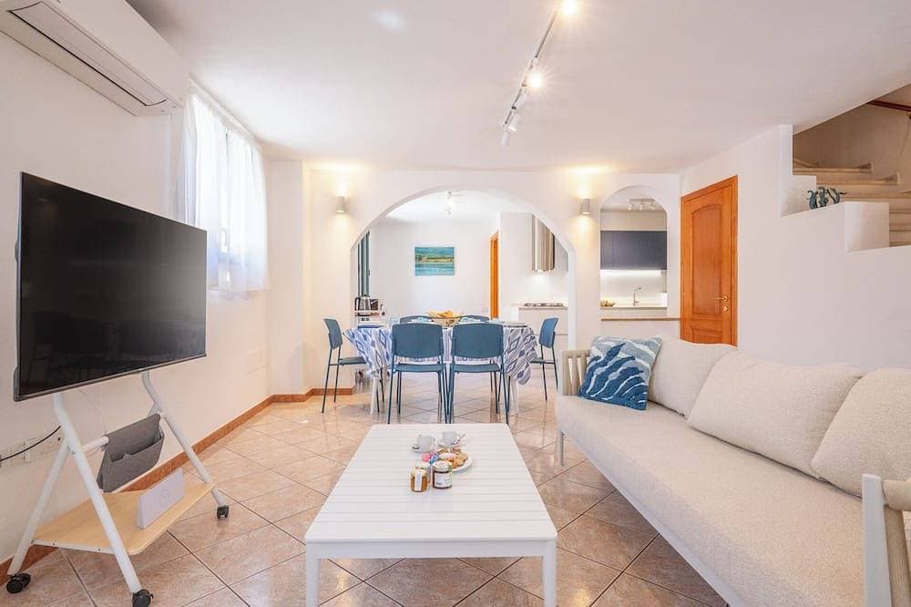 Foto 7 von 30: Just 50 steps from the beach: Vacation Home for 9 Guests & BBQ