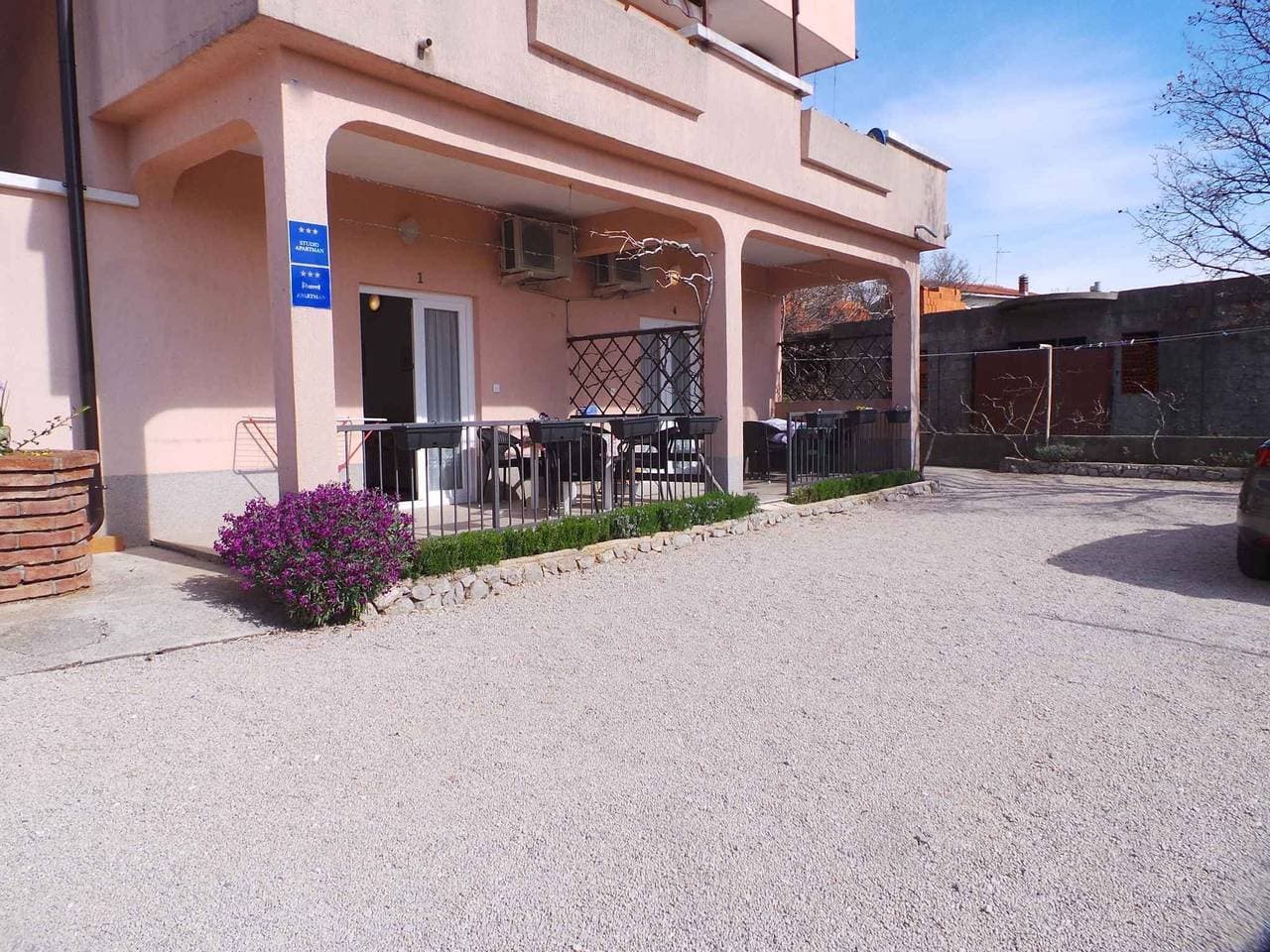 Foto 11 von 25: Studio mit Terrasse und Klimaanlage