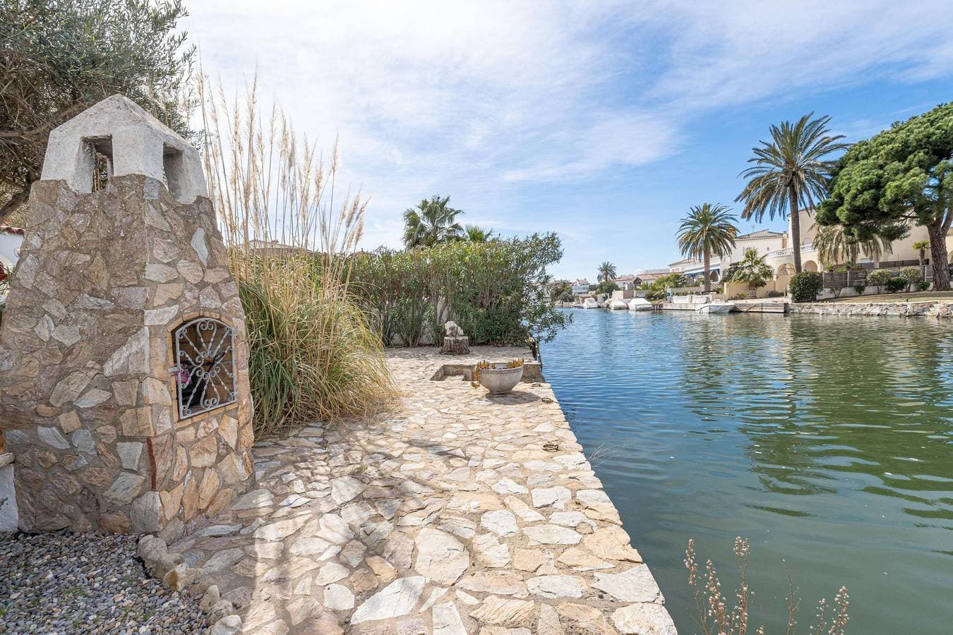 Foto 2 von 41: Moderne Villa mit zwei Schlafzimmern und 12,5m Liegeplatz im Ebro-Sektor