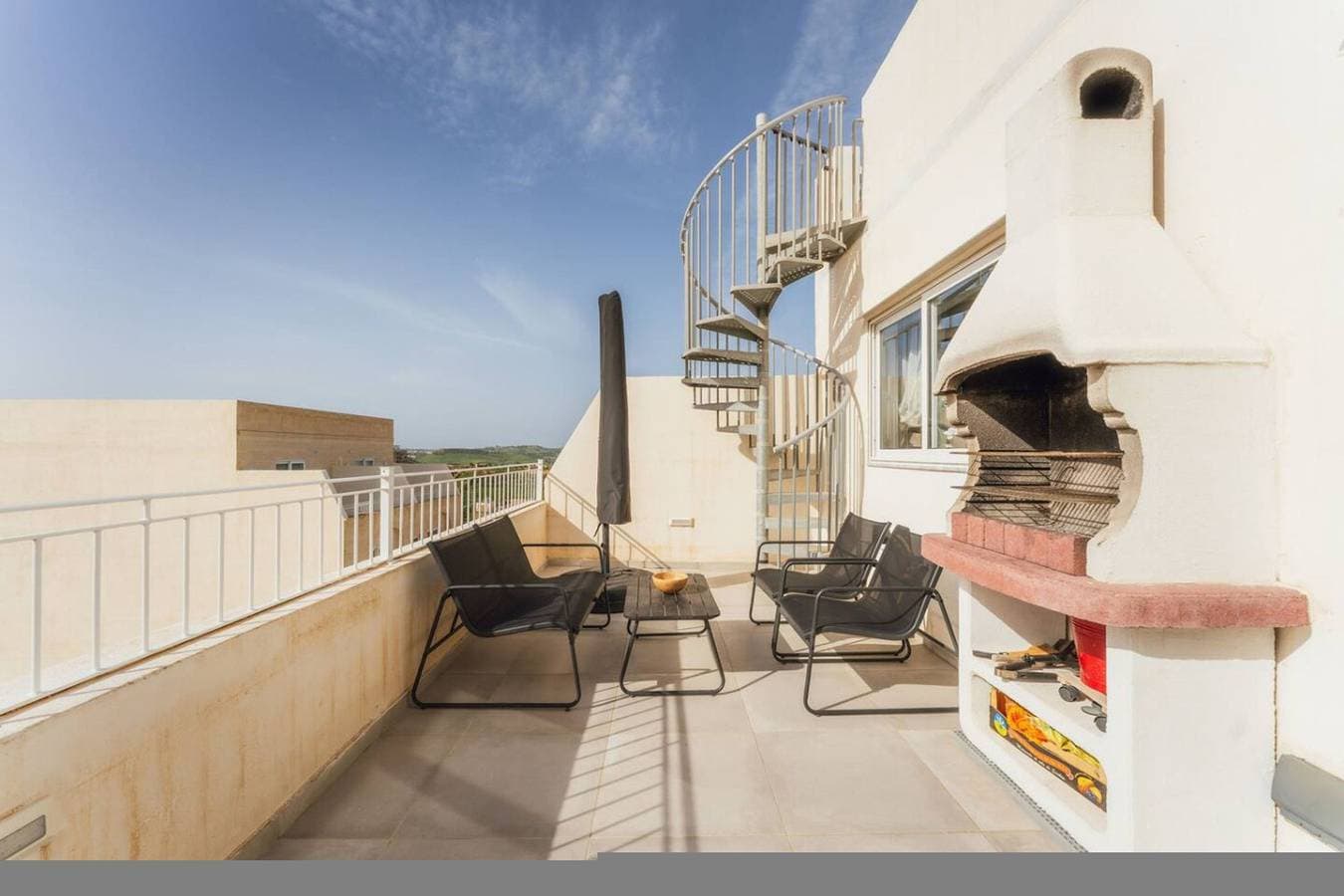 Foto 2 von 39: Gozo Penthouse with Terrace, BBQ & Private Roof