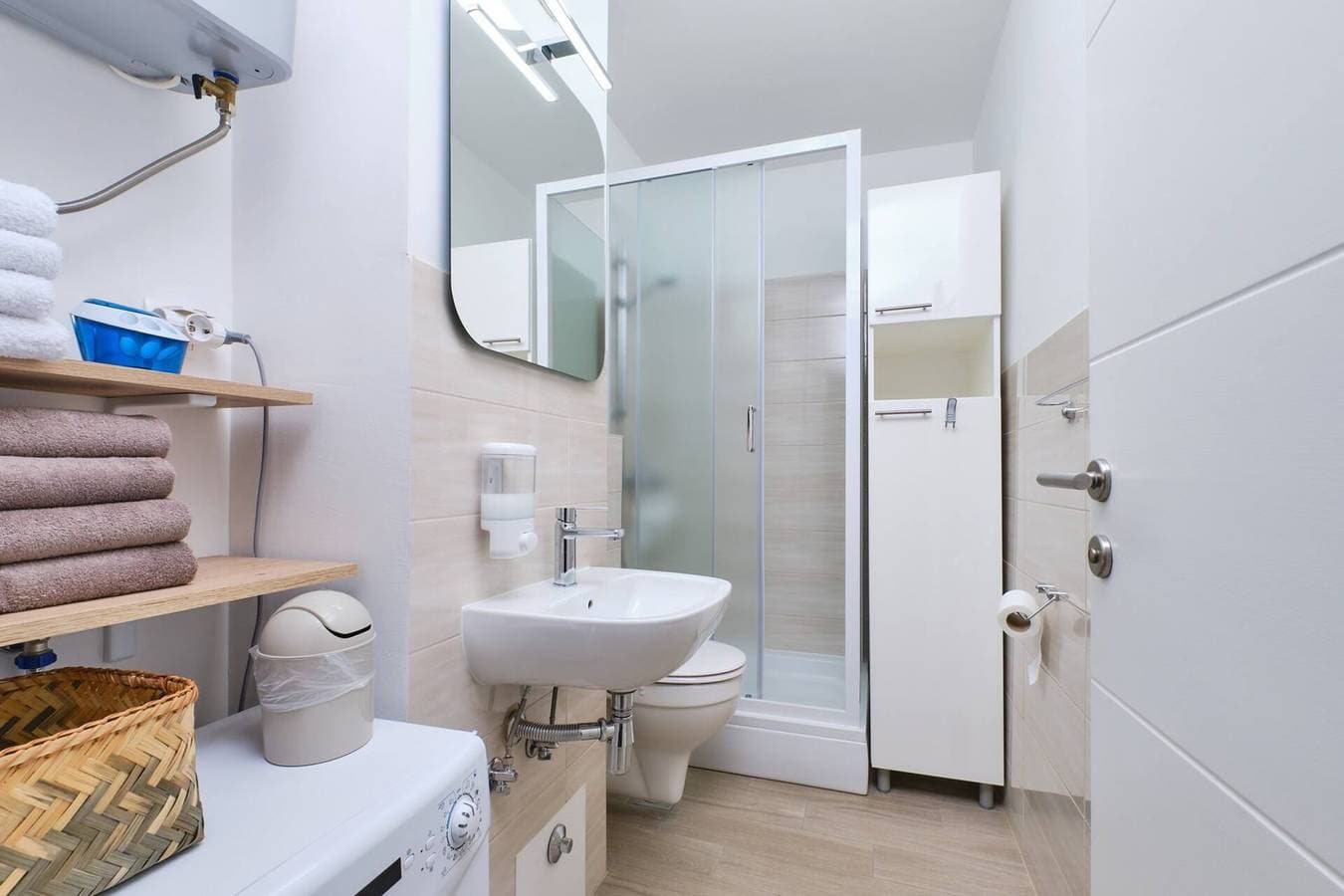 Foto 11 von 12: Das Apartment Billy 1 im ersten Stock bietet Platz für 3 Personen.Es verfügt über ein Schlafzimmer, ein Wohnzimmer, eine Küche, ein Badezimmer mit Dusche und einen Balkon mit Blick auf das Meer.