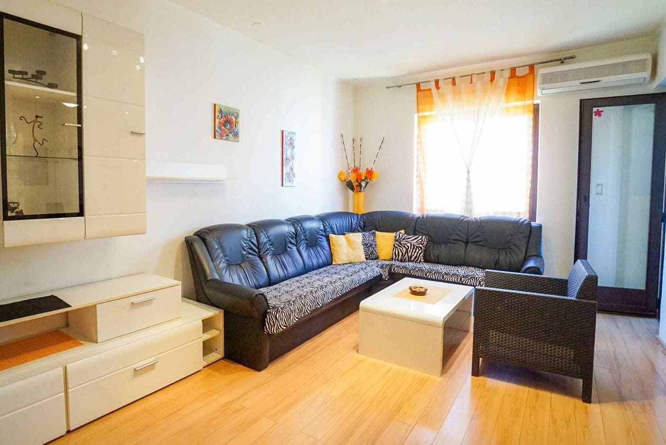 Foto 8 von 25: Ferienwohnung mit gemütlicher Loggia und Klimaanlage