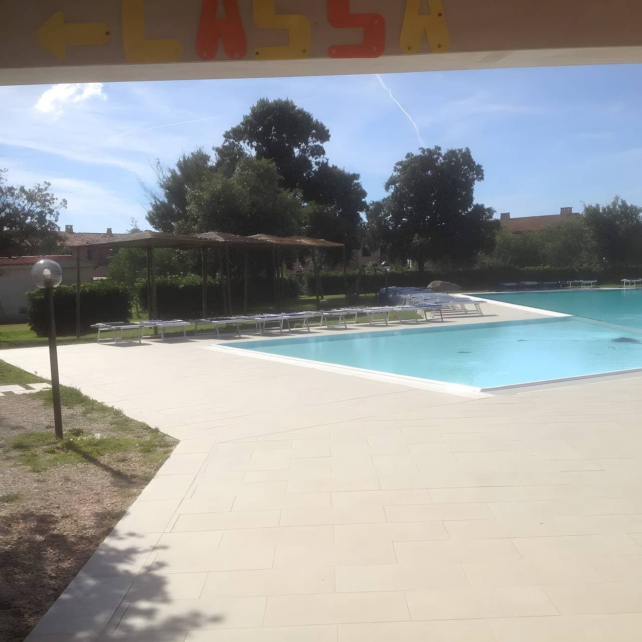 Foto 8 von 27: Apartment 'Trilocale Corallo 300 m vom Strand' mit Gemeinschaftspool, privater Terrasse und privatem Garten