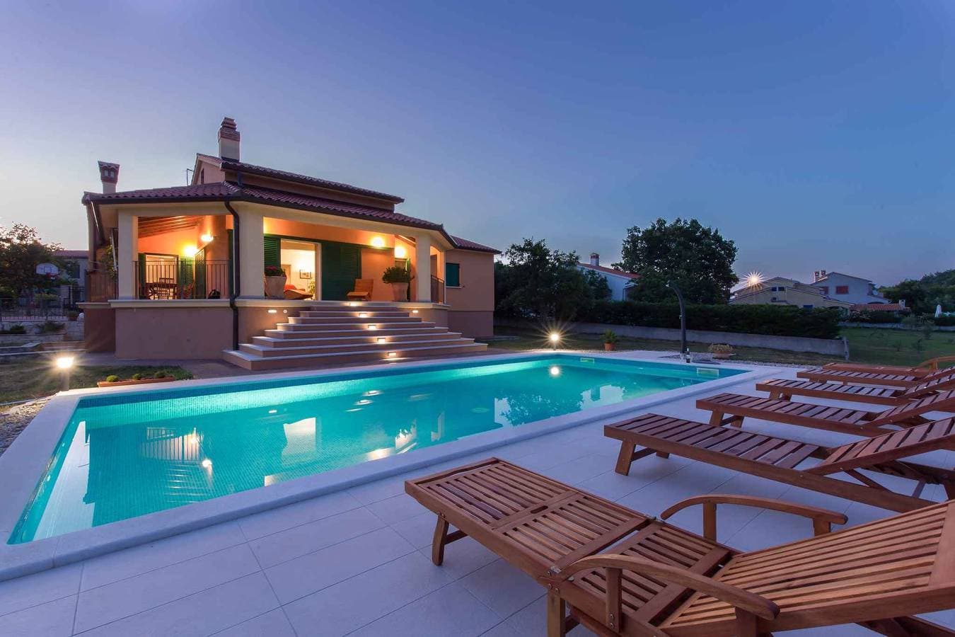 Foto 7 von 44: Villa mit Schwimmbad in einer ruhigen Gegend
