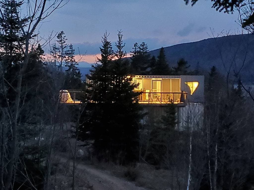 Foto 3 von 8: Eagles Nest Converted Shipping Container at Sally's Brook Wilderness Cabins