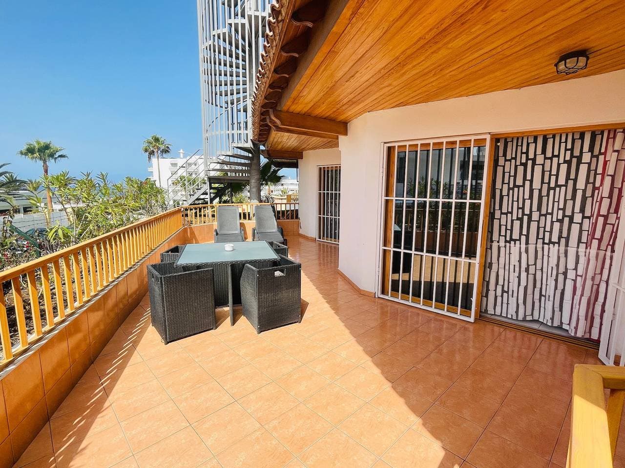 Foto 4 von 33: Ferienwohnung 'Los Geranios 304' mit Gemeinschaftspool, privater Terrasse und WLAN