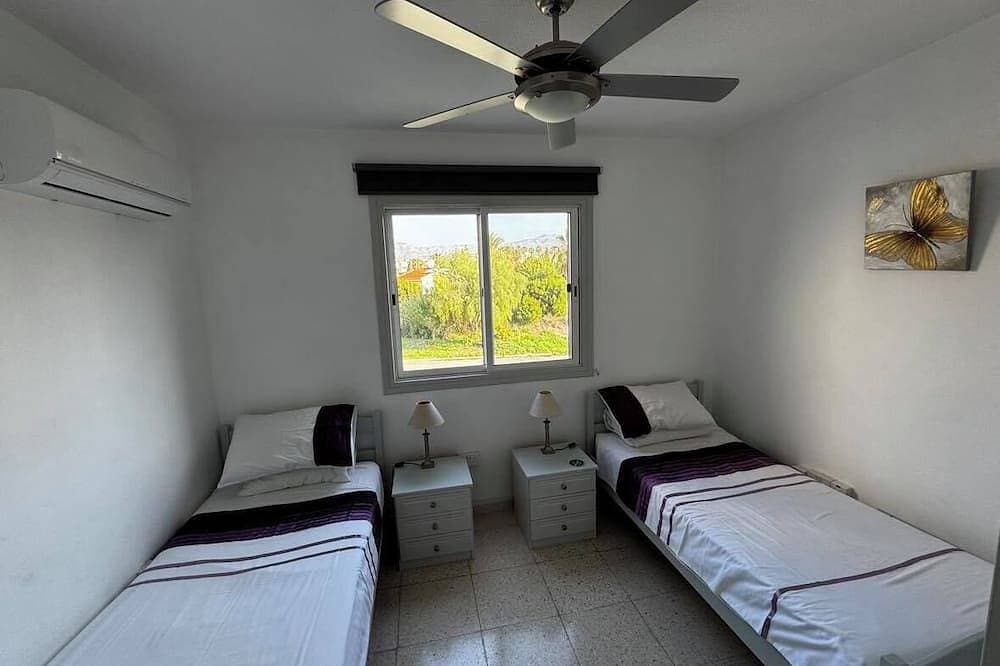 Foto 5 von 24: Perfekt gelegen Stadthaus im Herzen von Coral Bay, Pool und Meerblick