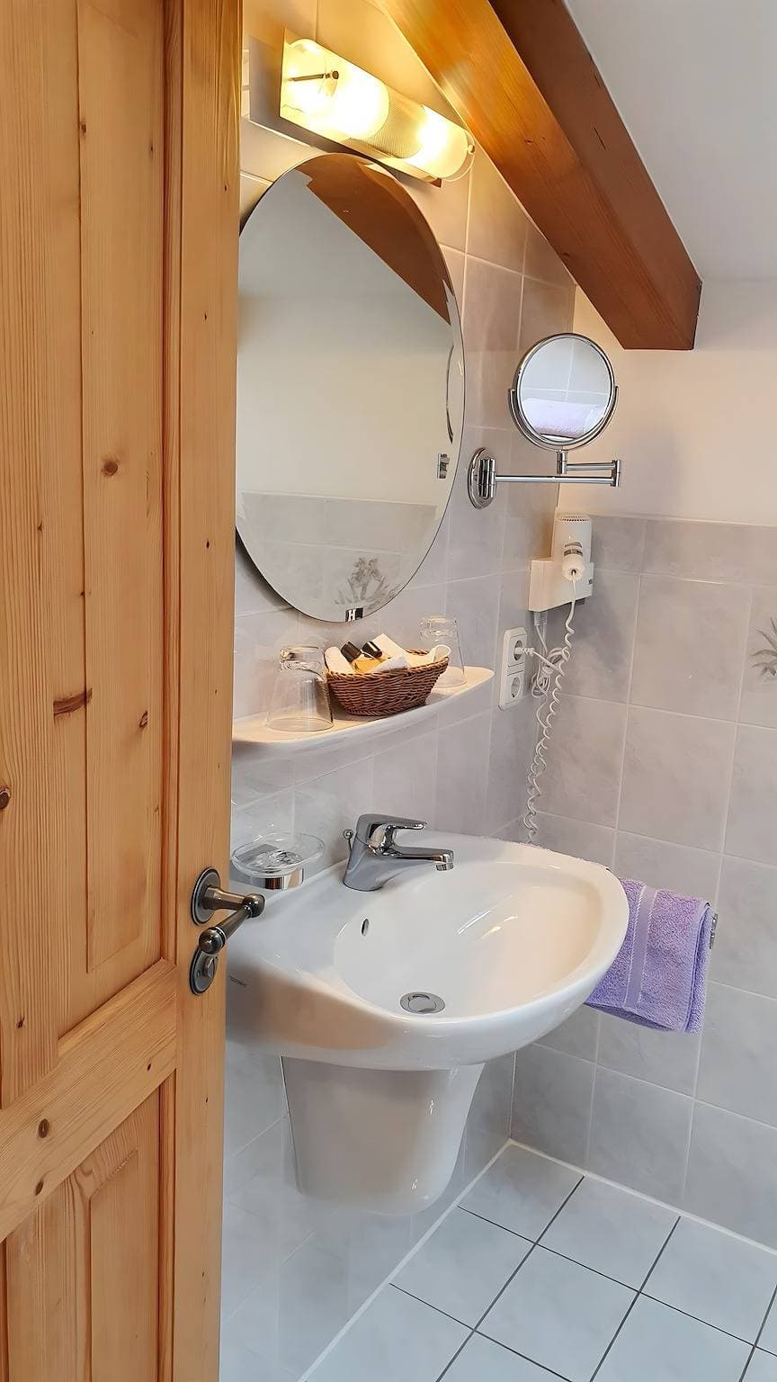 Foto 6 von 15: Ferienwohnung '1' mit Bergblick, Gemeinschaftsgarten und WLAN