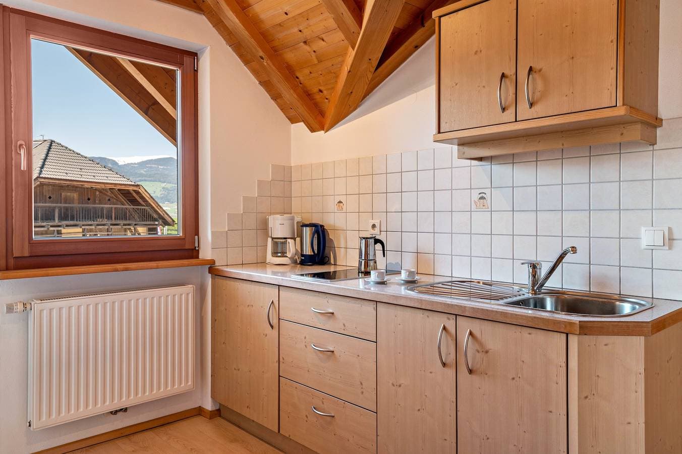 Foto 11 von 29: Ferienwohnung 'Haus Alpenblick Apt Edelweiß' mit Bergblick, Gemeinschaftsgarten und WLAN