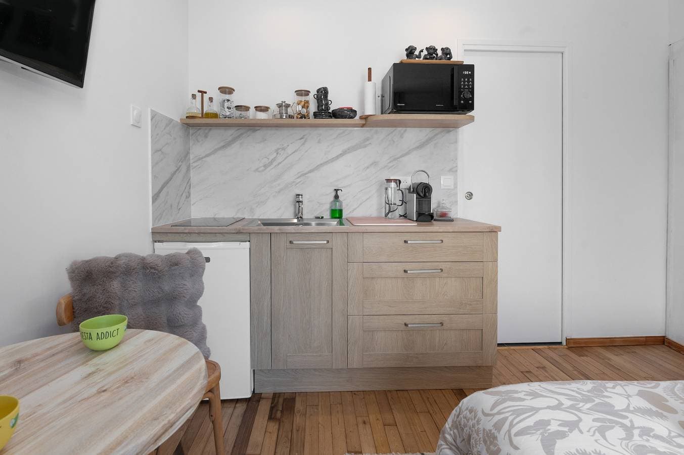 Foto 6 von 20: Zimmer – Blick auf die Alignements – Terrasse & WLAN