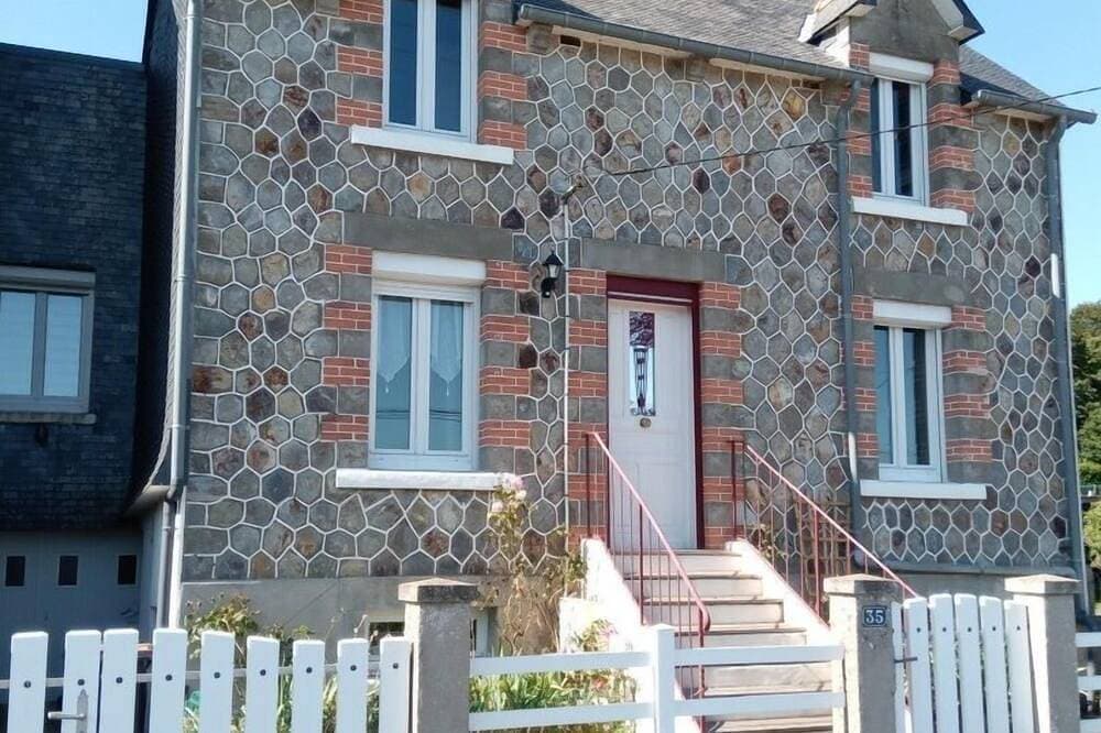 Maison Atypique Avec Terrasse, Jardin et Garage en Plein Centre Village 1