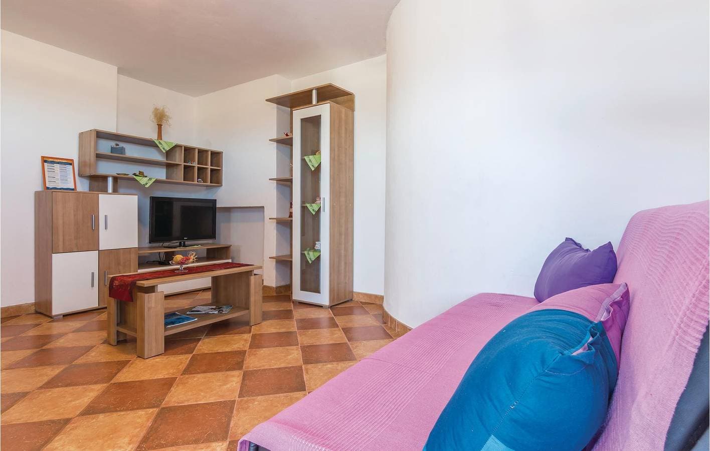 Foto 6 von 35: Gemütliche Unterkunft, 2 km von Tinjan entfernt: WLAN, Pool, Terrasse und Parkplätze!