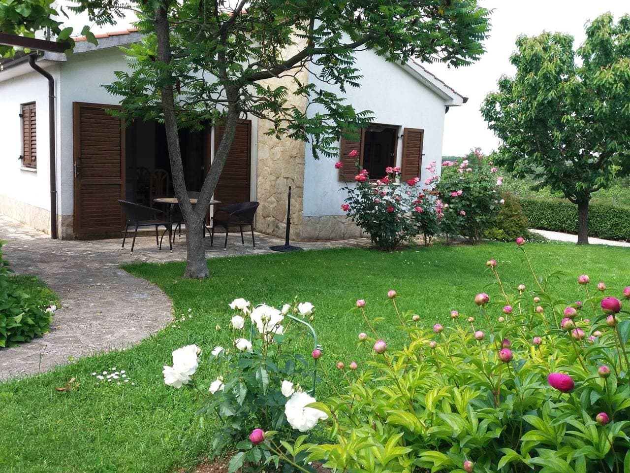Foto 3 von 42: Freistehender Bungalow Perla mit Garten und Grill