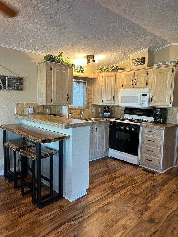 Foto 10 von 12: Lakeside Home with Lake Views just steps from beach