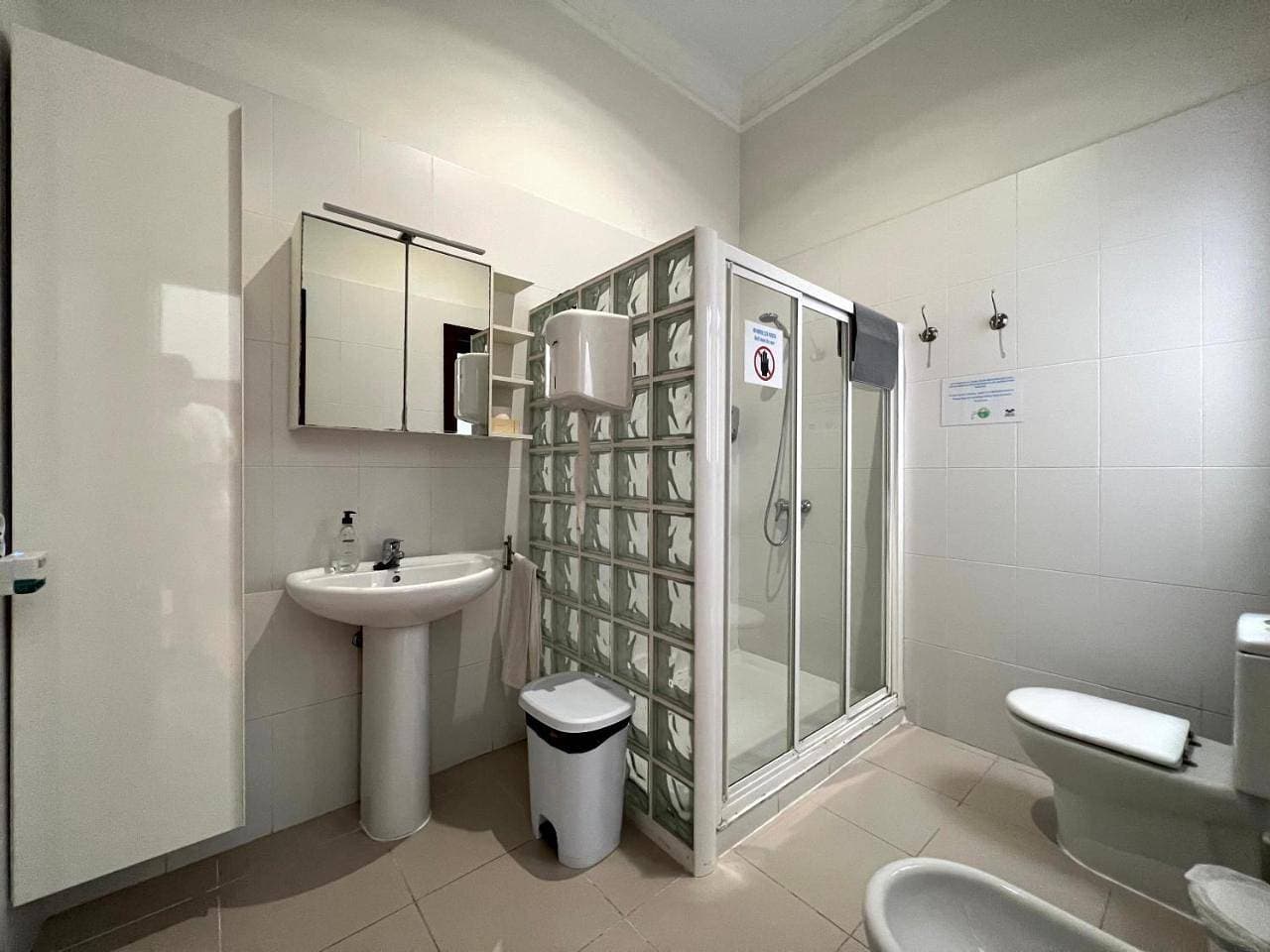 Foto 7 von 14: Twin Room with Shared Bathroom