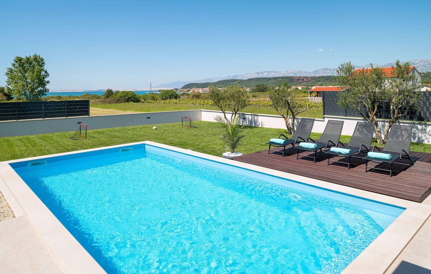 Foto 11 von 36: Gemütliche 150 m² große Ferienwohnung mit Meerblick, Pool und Terrasse, 2,5 km vom Strand entfernt