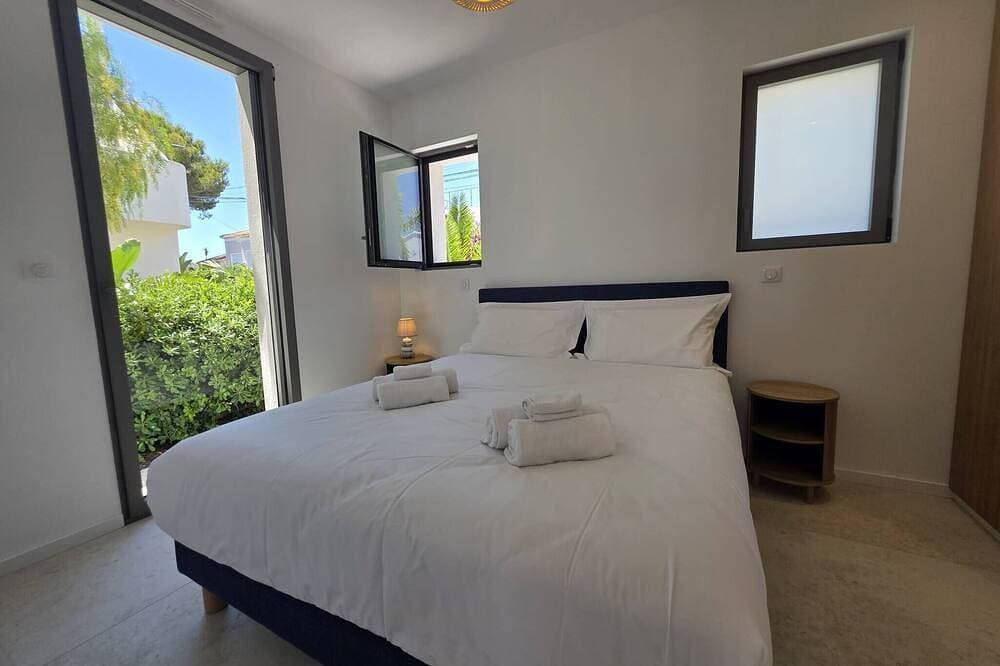 Foto 2 von 30: Elegant new villa just steps from the beach - Air conditioning