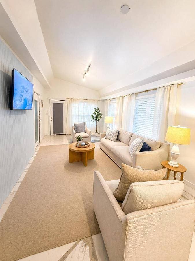 Lakefront Studio Near Universal & Sea world 1