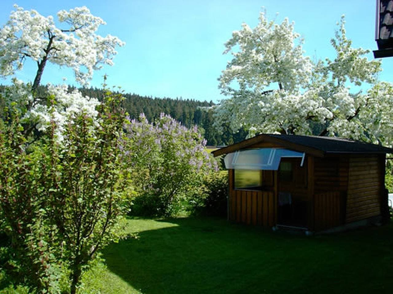 Foto 11 von 42: Ferienwohnung 'Mit Balkon, 60qm' mit Bergblick, Gemeinschaftsgarten und Wi-Fi