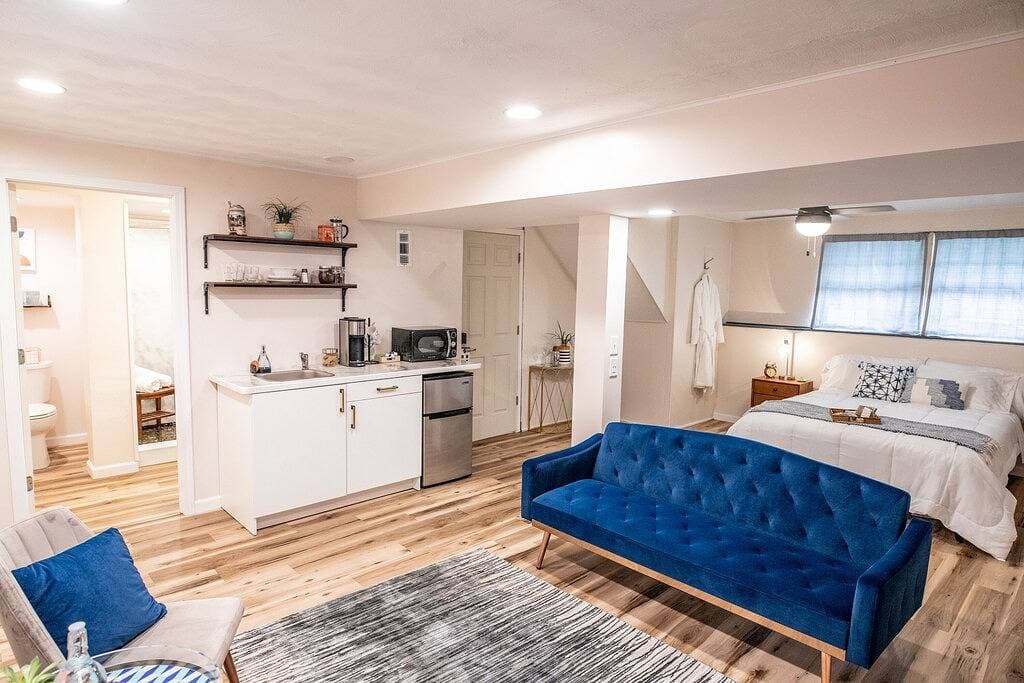 Foto 7 von 9: Private Studio with Kitchenette. Keyless Entry, Parking. Great for Extended Stay