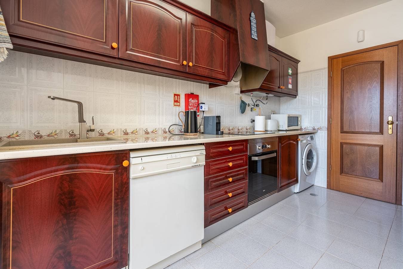 Foto 8 von 28: Ferienwohnung 'Casa verão Azul - Porches' mit Gemeinschaftspool, privater Terrasse und WLAN