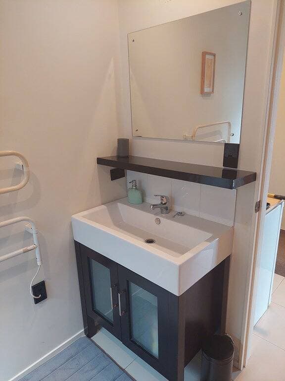 Foto 8 von 9: Self contained 1 bedroom. Livingroom doubles as bedroom with pullout double bed.