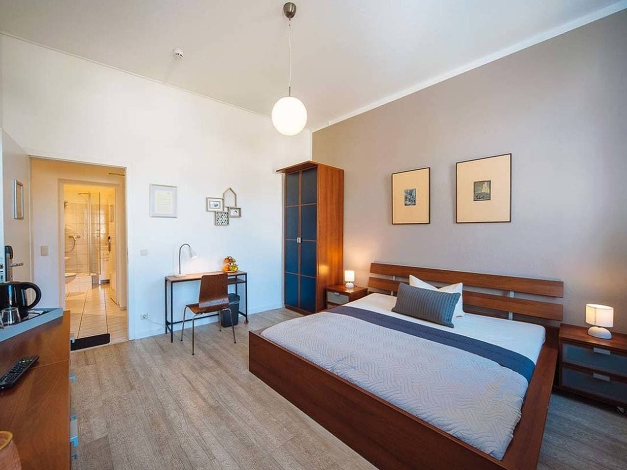 Foto 11 von 15: Apartmenthaus Kaiser Friedrich - Doppelzimmer Economy, eigene Du/Wc über den Gang, 1 Schlafraum mit Doppelbett