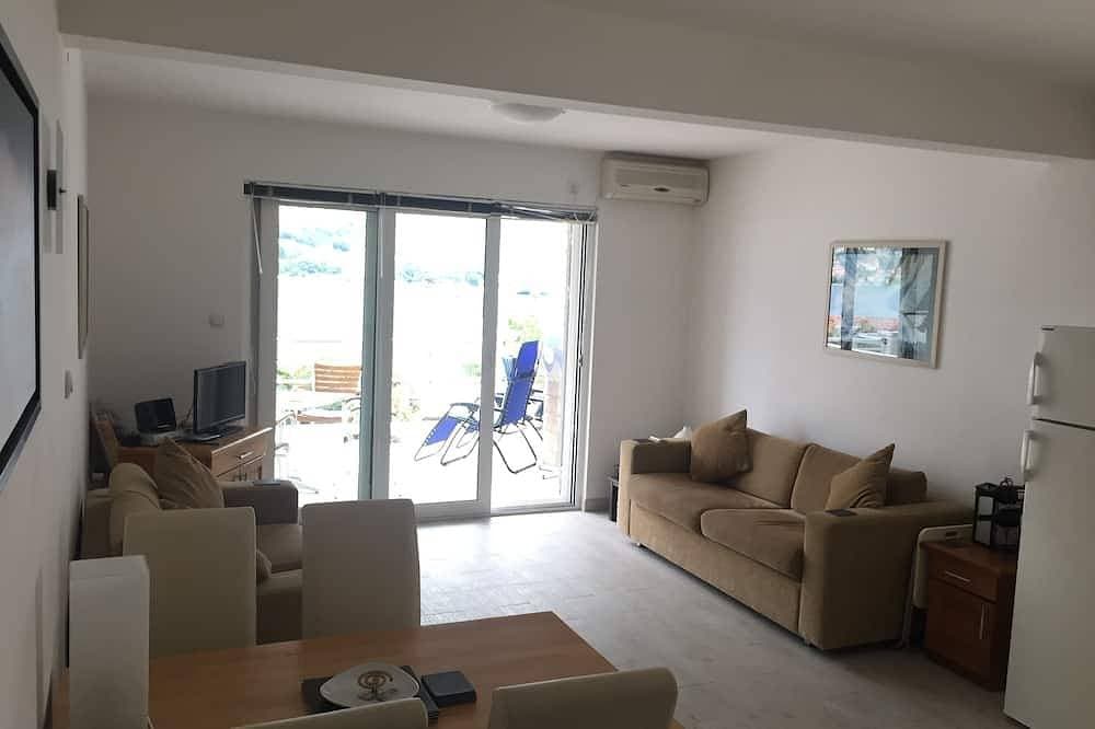 Foto 7 von 17: Erdgeschoss. Private Terrasse, Gemeinschaftspool, Blick über den Fjord auf die Altstadt von Kotor