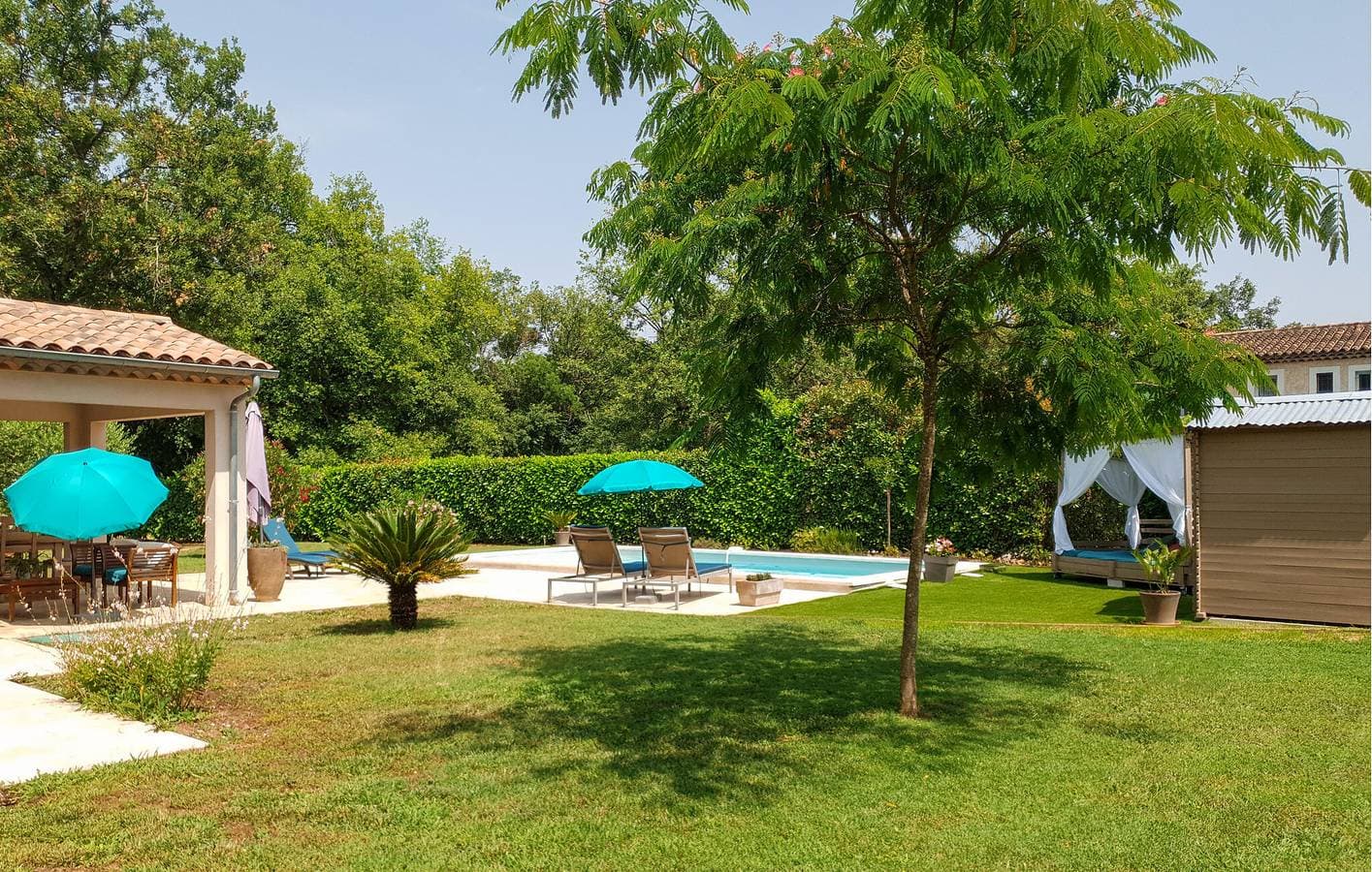 Foto 11 von 22: Geräumiger Rückzugsort mit Pool, Parkplatz und Terrasse