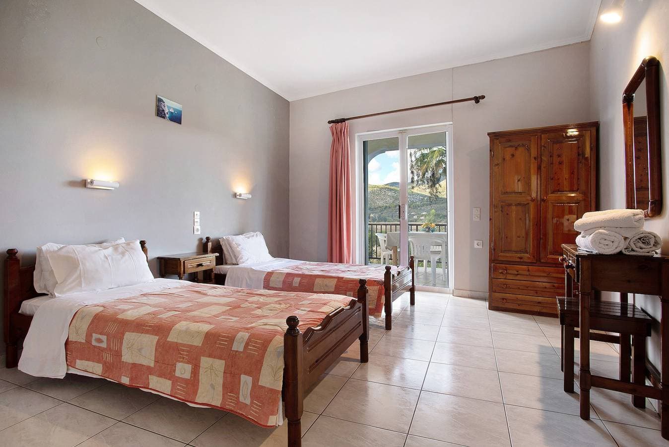 Foto 4 von 26: Ferienwohnung "Dolphin Apartment 8" mit Privatem Balkon, Gemeinschaftsgarten und WLAN