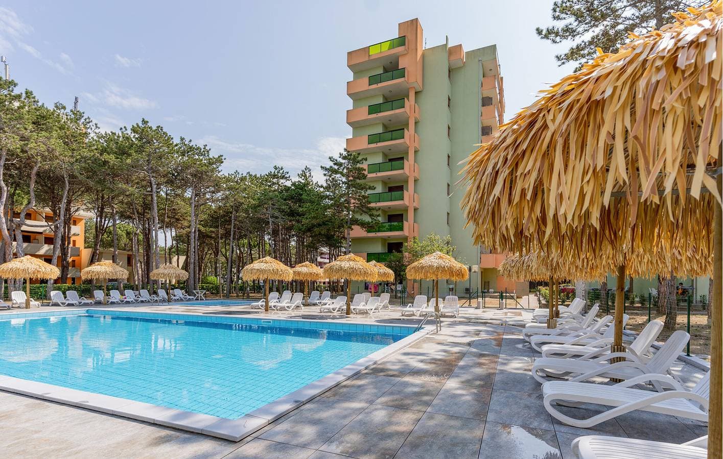 Apartment am Strand mit Pool, AC, Terrasse und Parkplatz 1