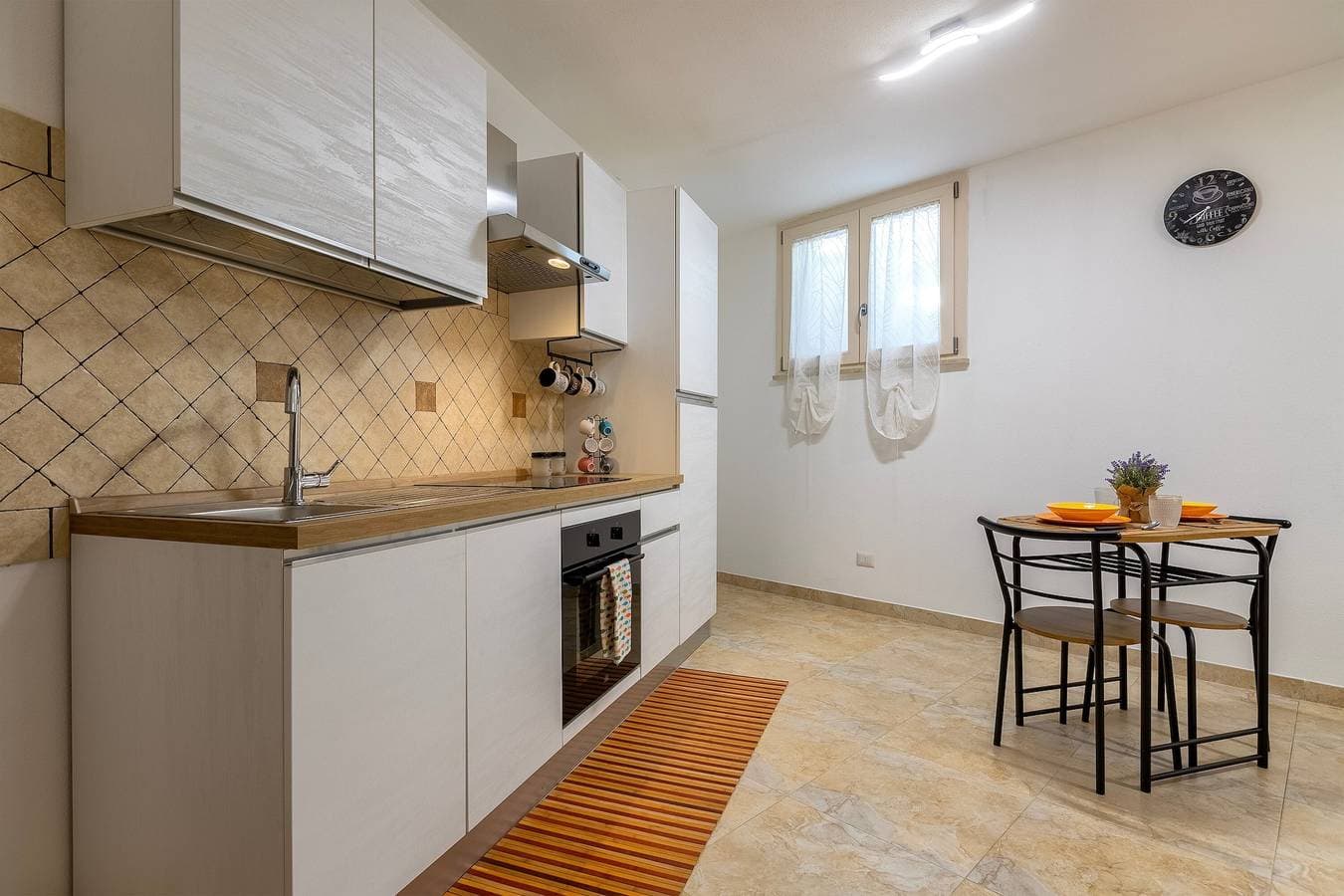 Foto 5 von 21: Studio-Apartment 'L'Angolo Monolocale- Porto Torres' mit gemeinsamer Terrasse, WLAN und Klimaanlage