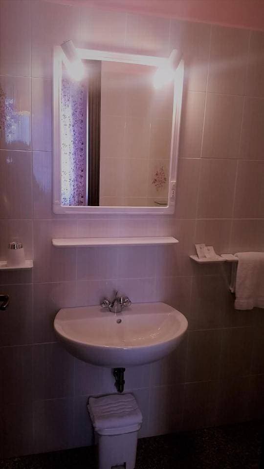 Foto 13 von 35: Double Room with Private Bathroom