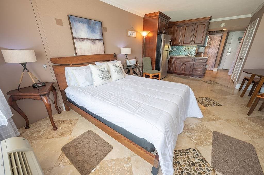 Foto 11 von 50: Heated Indoor Pools, Remodel Oceanfront King bed!