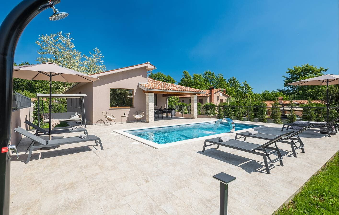 Foto 6 von 43: Gemütliche 2-Zimmer-Wohnung in der Nähe des Stadtzentrums mit Pool und Terrasse