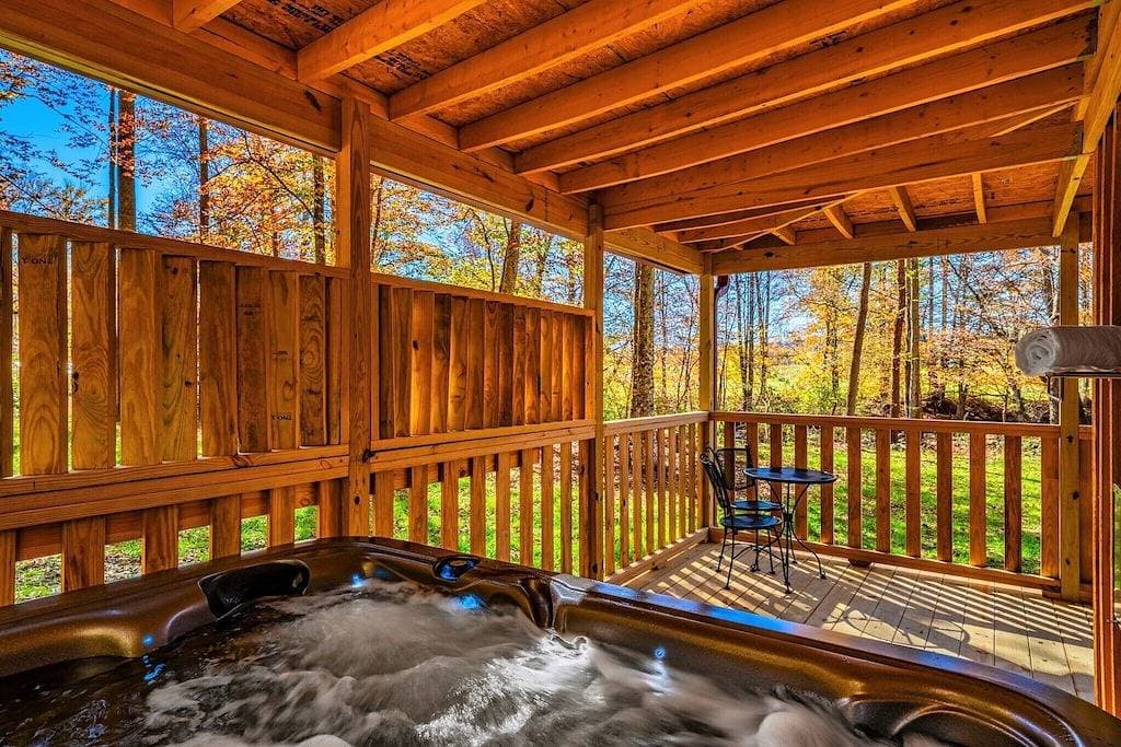 Foto 2 von 36: Cuddling On The Creek Couples only romantic \" Tiny Cabin\" retreat!!!!