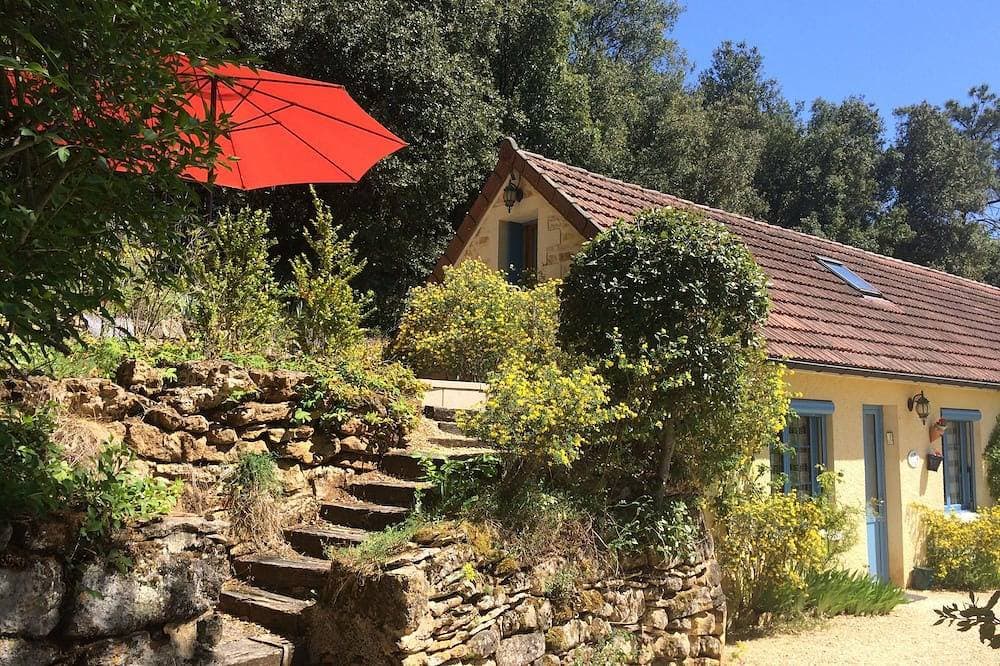 Komfortables Ferienhaus in einem Waldgebiet am Pool in der Nähe von Sarlat 1