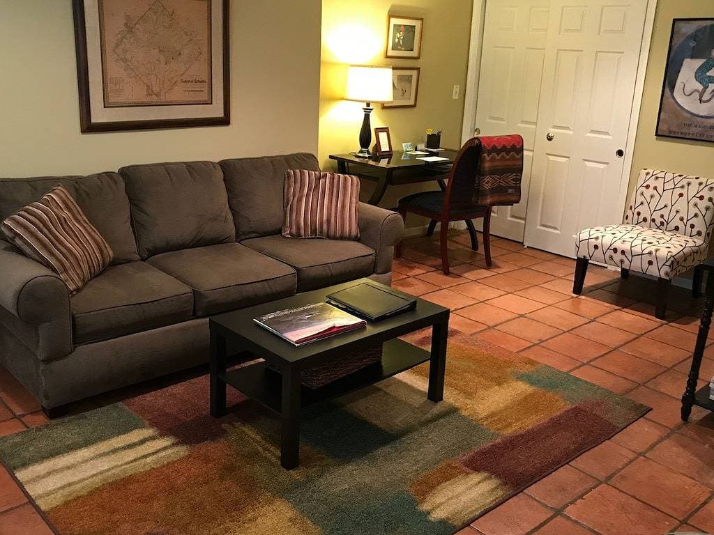Foto 3 von 15: Charmante englische Kellerwohnung im historischen Dupont Circle