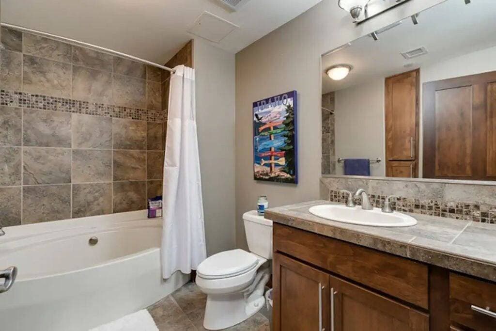 Foto 5 von 28: Riverstone Condo by Lake Cda~King Bed, Walk to Shops & Dining, Close to Downtown