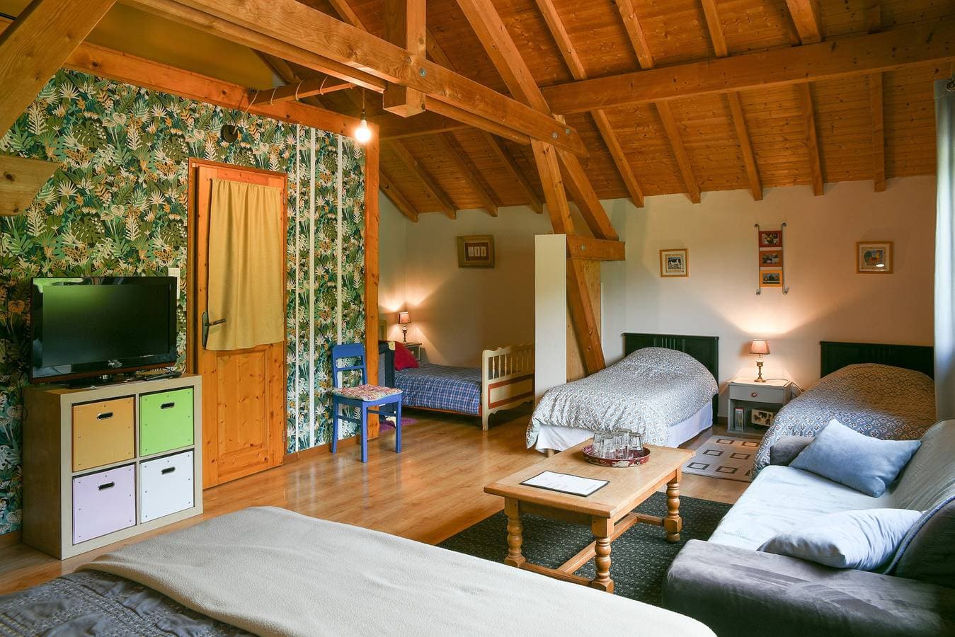 Foto 8 von 28: Gästezimmer 'Arc En Ciel' mit Bergblick, Gemeinschaftspool und WLAN