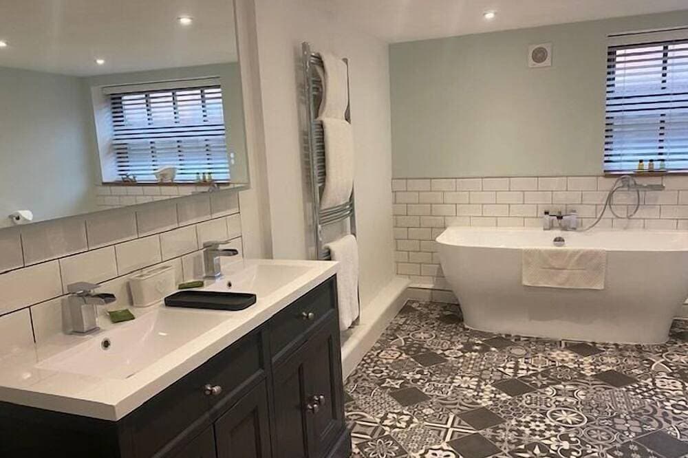 Foto 13 von 30: Suite-Ensuite-Blick auf den Hof-Seperate Bath and Shower