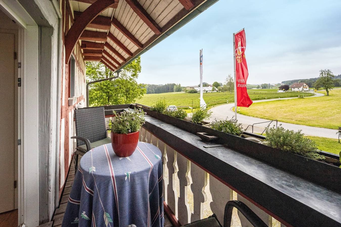 Foto 13 von 34: Ferienwohnung 'Klosterhof Eggenreute' mit Bergblick
