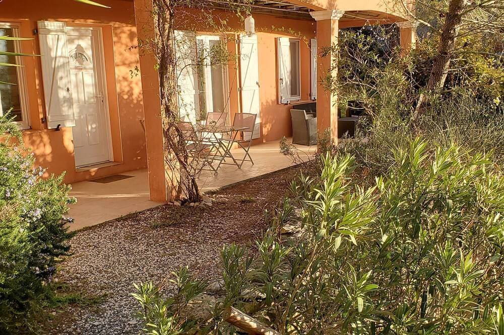 Lovely, quiet gîte in the hills of Provence 1