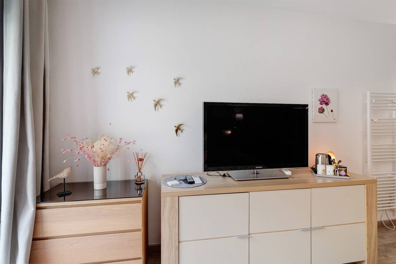 Foto 9 von 24: Gästezimmer „Au Cerf Blanc Suite Parentale“ mit Bergblick, WLAN und Klimaanlage