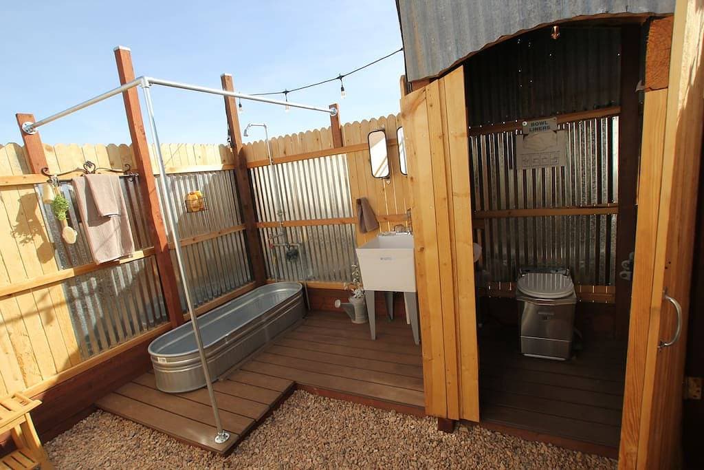 Foto 4 von 37: Glamp Tent b/w Zion & Bryce, Outdoor Shower & Wifi