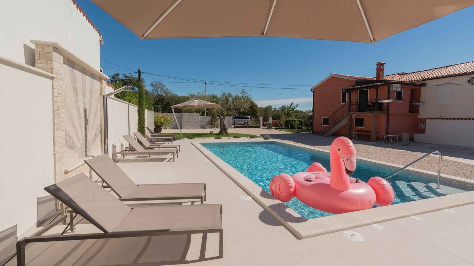 Foto 11 von 35: Villa mit Swimmingpool und Grill