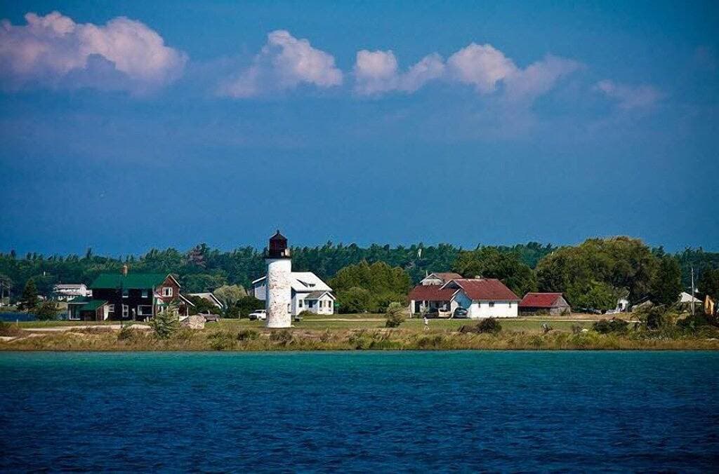 Blick auf die Bucht ist den Aufenthalt wert.  Beaver Island Harbour View Cottage 1