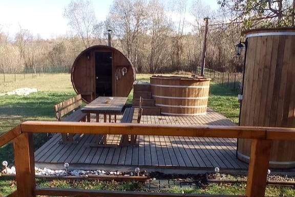 Foto 6 von 32: Blockhütte für 6 Personen mit Pool